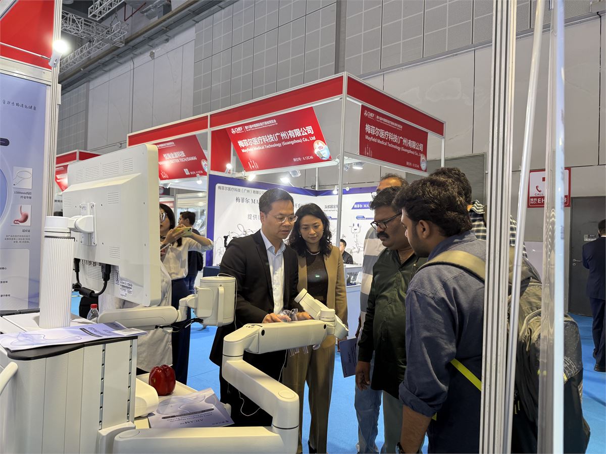 Shanxing Medical representatives presenting the AICAM system to international exhibition visitors.